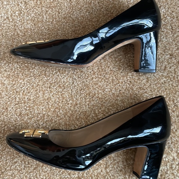 Tory Burch Black Patent Leather Pumps with Gold Logo - Picture 4 of 8